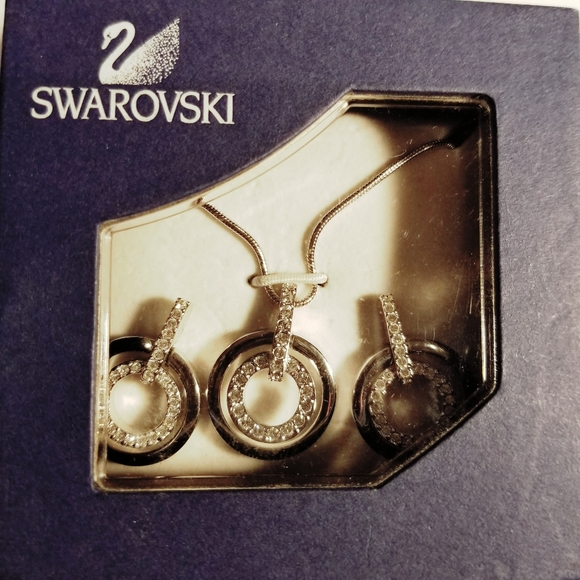 Swarovski earrings and pendant set - Picture 2 of 6